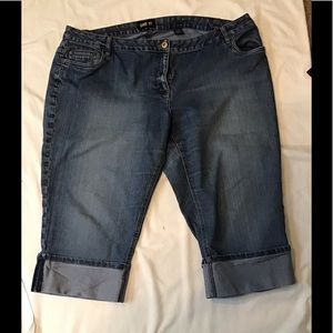 Plus Size Contrast Capris